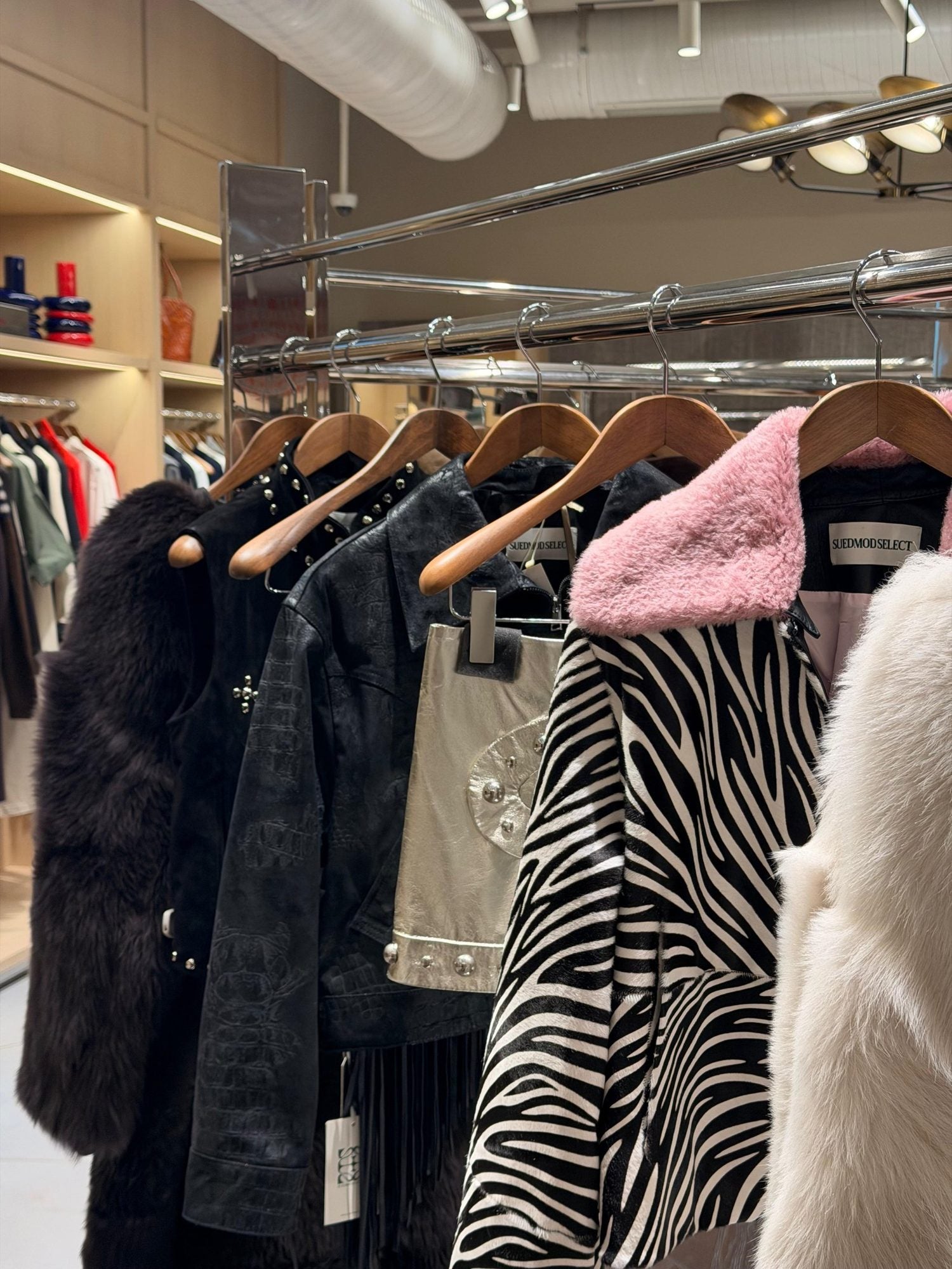 Suedmod Select etiketli zebra desenli ceket ve beyaz shearling
