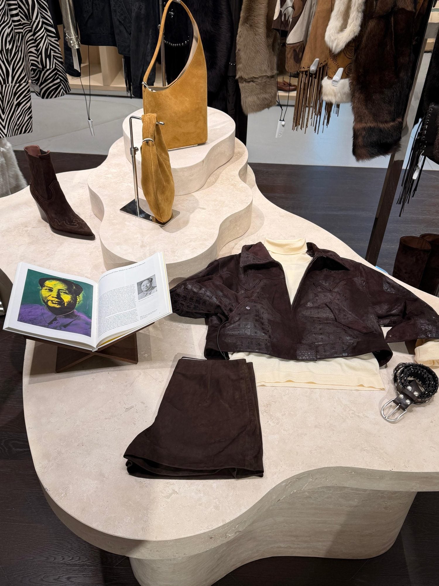 Süet ceket, şort ve kemer; taş sunum masasında styling