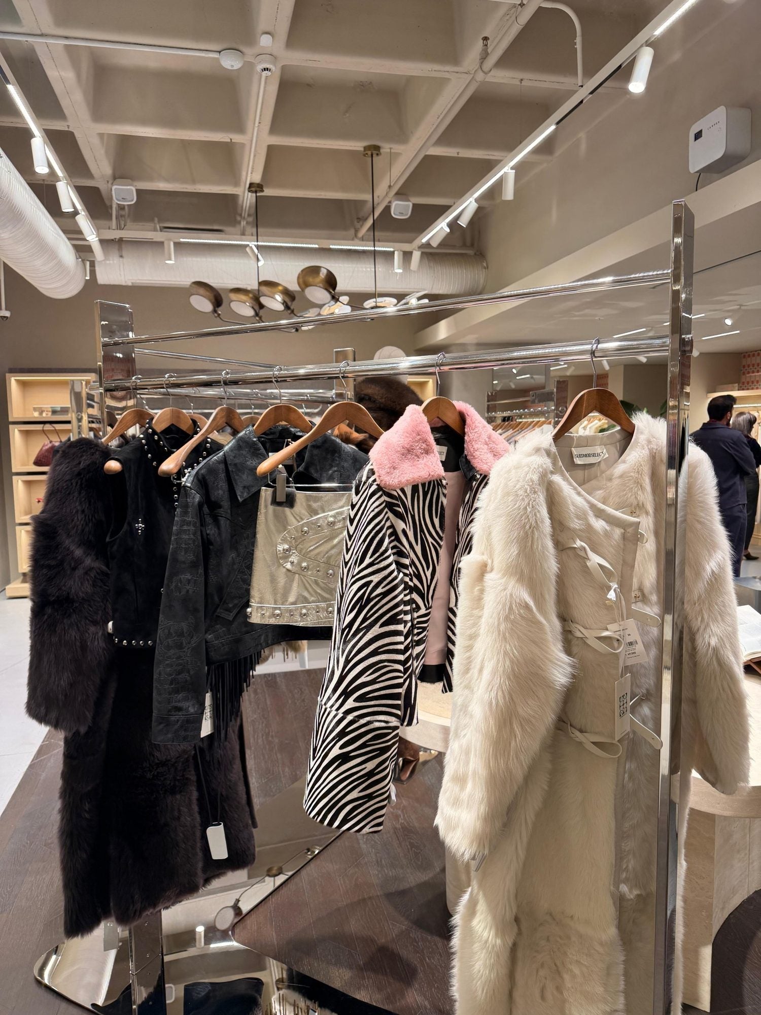 Krom raflarda siyah deri, zebra desenli ve beyaz shearling parçalar