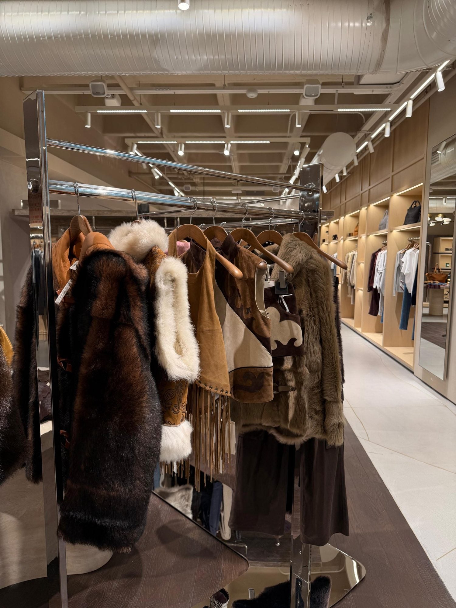 Kürk, püsküllü süet yelek ve shearling ceketler